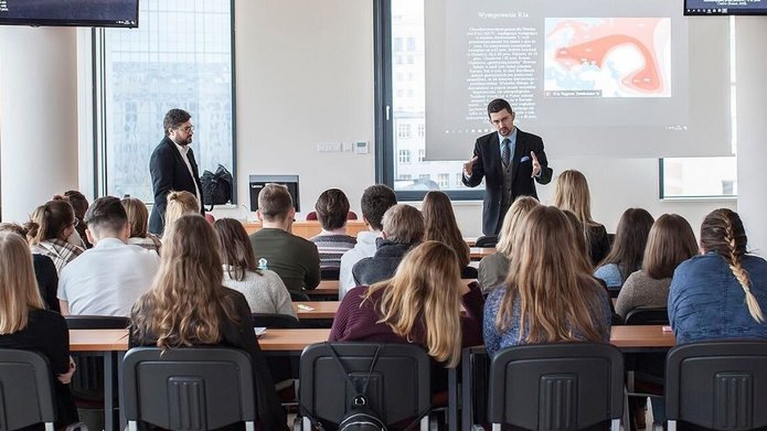 Zdjęcie przedstawia wykładowcę podczas zajęć