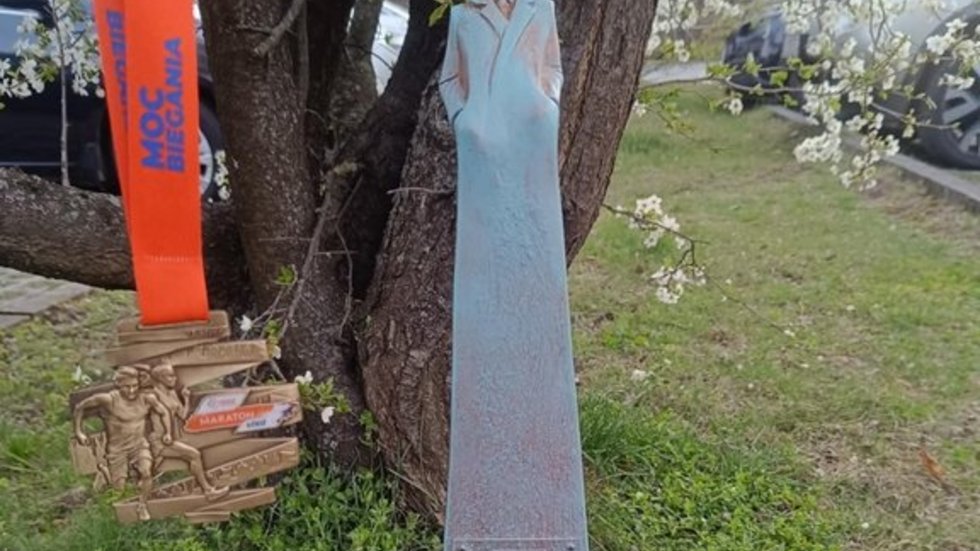 DOZ Marathon Statuette