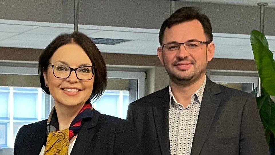 Kobieta i mężczyzna, pozujący do zdjęcia