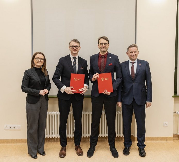 wspólne zdjęcie reprezentantów Łódź Widzew i UŁ