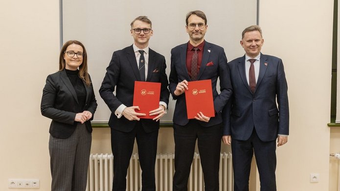 wspólne zdjęcie reprezentantów Łódź Widzew i UŁ