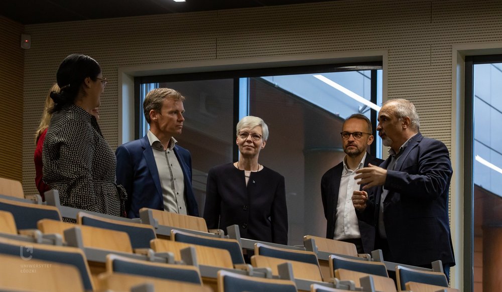 Wizyta przedstawicieli UNIC na Wydziale Zarządzania UŁ. Gości oprowadza dziekan dr hab. Tomasz Czapla (prof. UŁ).