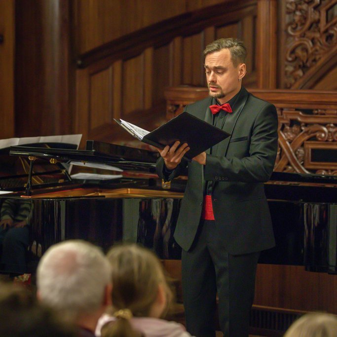 Wokalista i pianistka w sali koncertowej