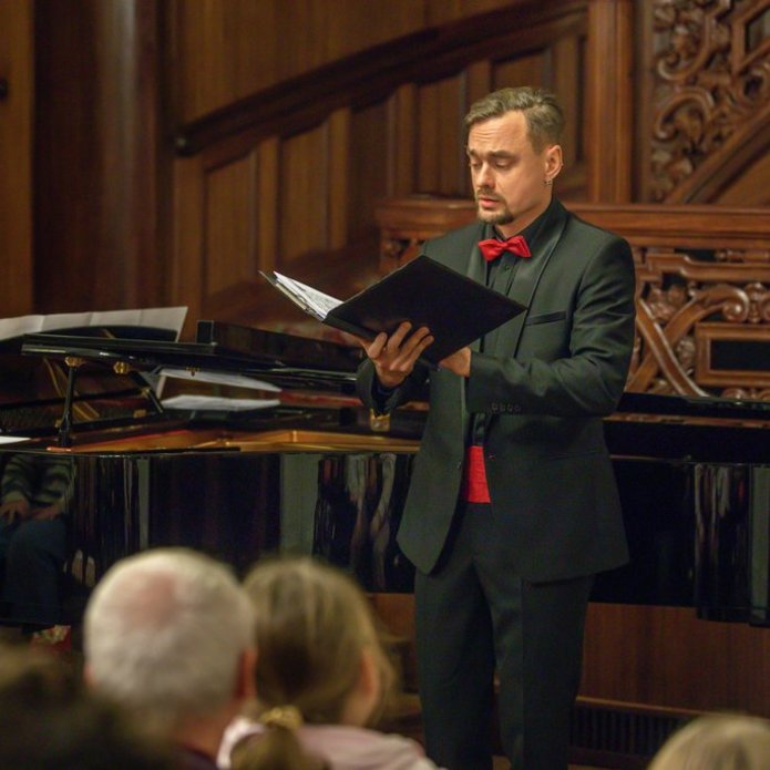 Wokalista i pianistka w sali koncertowej