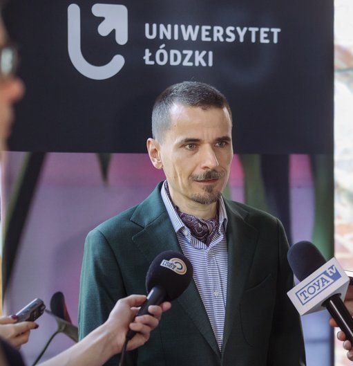 Prorektor UŁ ds. popularyzacji nauki i kształcenia, dr hab. Krzysztof Pabis, prof. UŁ, podczas briefingu prasowego