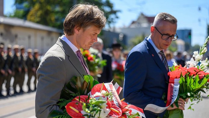 delegacja UŁ i PŁ składa kwiaty przed Grobem Nieznanego Żołnierz