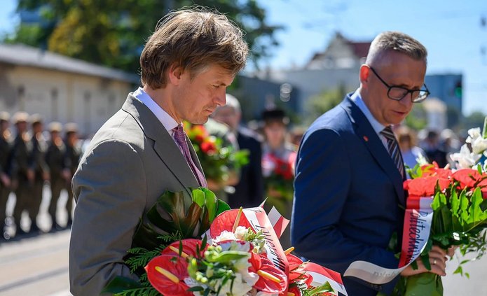 delegacja UŁ i PŁ składa kwiaty przed Grobem Nieznanego Żołnierz