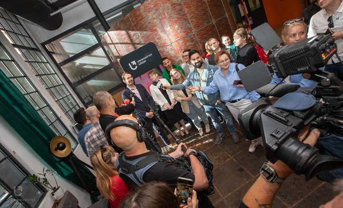 prof. Rafał Matera podczas briefingu