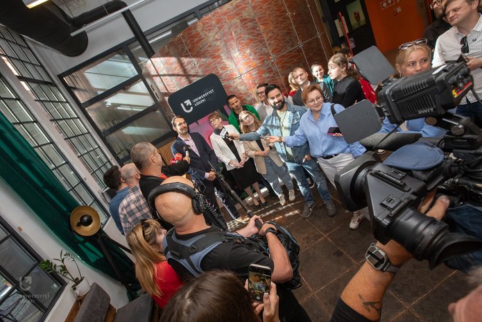 prof. Rafał Matera podczas briefingu