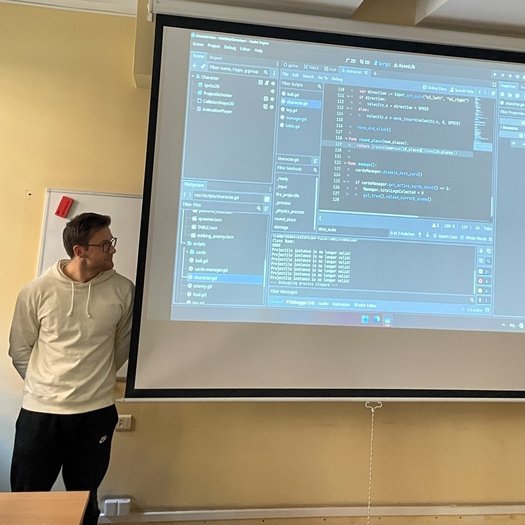 uczestnicy konkursu gamejam prezentujący swoją grę