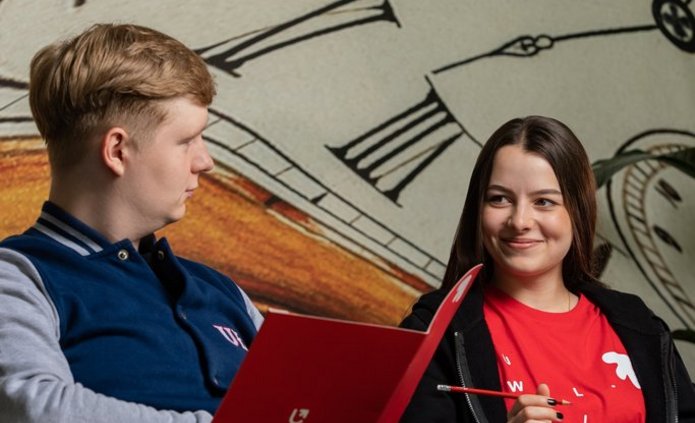 Dwoje młodych ludzi siedzi na kapanie