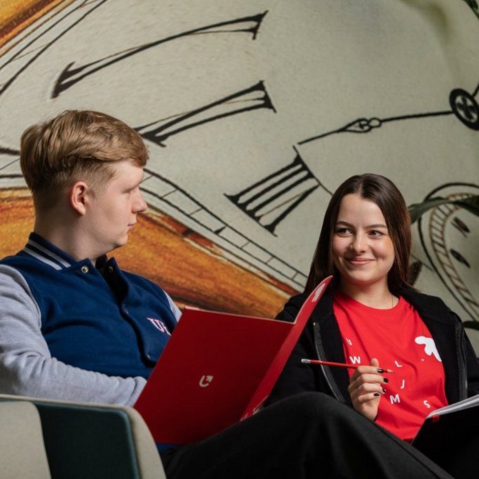 Dwoje młodych ludzi siedzi na kapanie