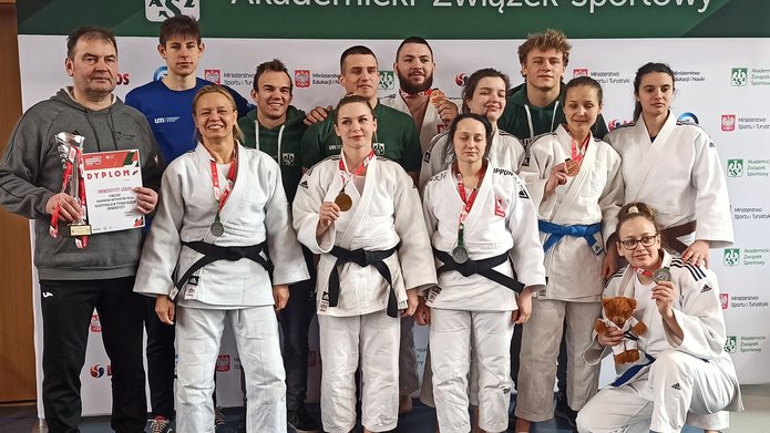 zawodnicy z medalami