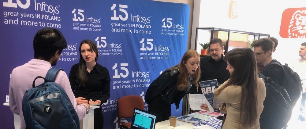 Grupa młodych ludzi na targach pracy