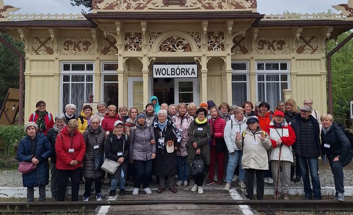 A group photo of senior citizens during a trip to the Pilica River Open-Air Museum