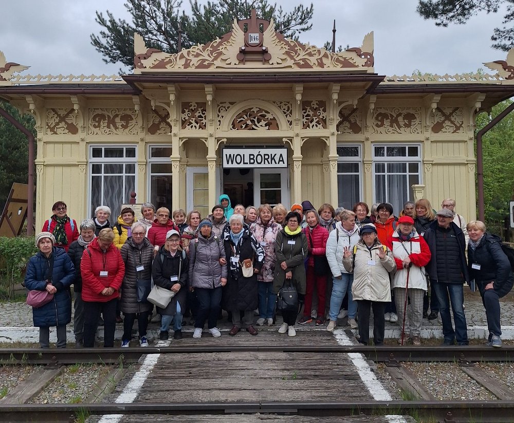 Zdjęcie zbiorowe seniorów podczas wycieczki do Skansenu Rzeki Pilicy