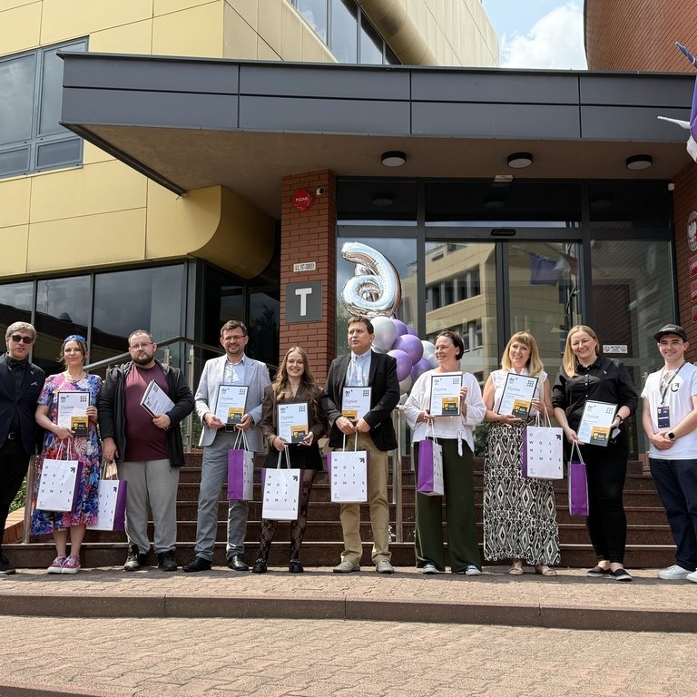 ludzie stojący do zdjęcia z prezentami 