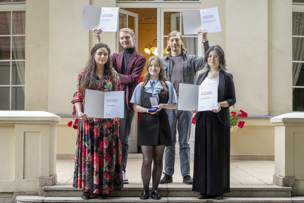 laureaci po uroczystości w ogrodzie Pałacu Biedermanna