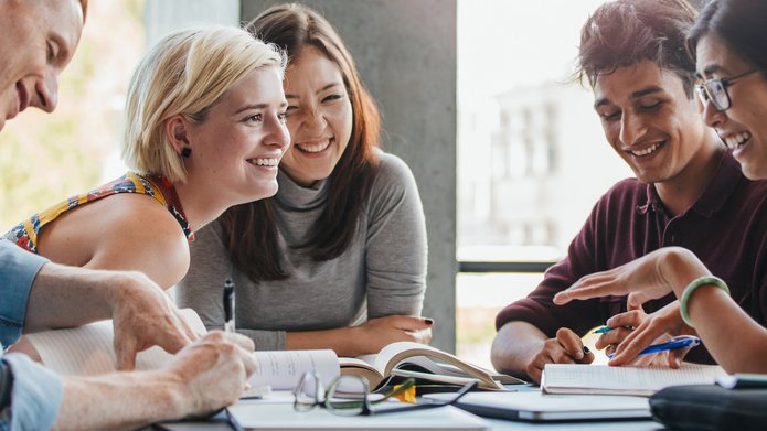 grupa dyskutujących studentów przy stole