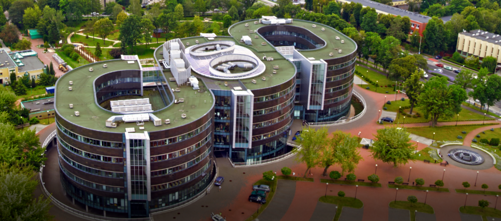 Budynek Wydziału Prawa i Administracji w kształcie paragrafu.