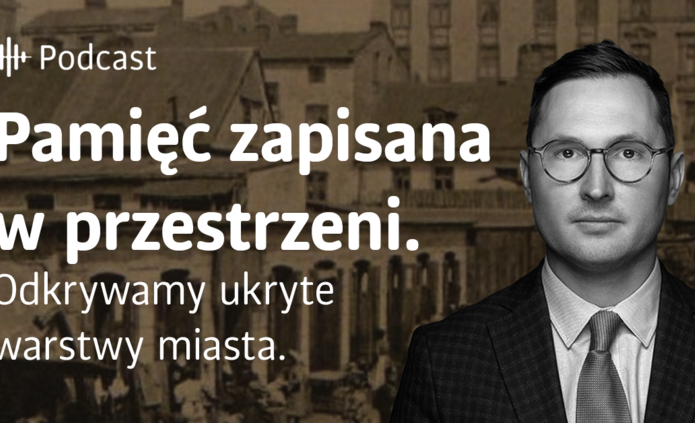 Baner z napisem Pamięć zapisana w przestrzeni i zdjęcie portretowe dra Adama Sitarka