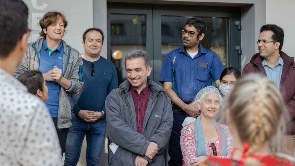 [Translate to English:] Grupka badaczy na schodach Centrum Konferencyjnego