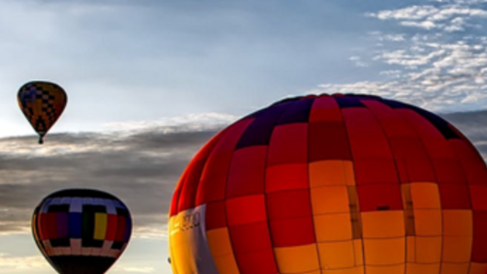 3 kolorowe balony powietrzne na tle niebieskiego nieba