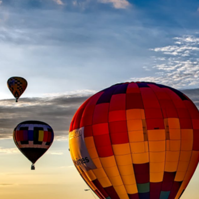 3 kolorowe balony powietrzne na tle niebieskiego nieba