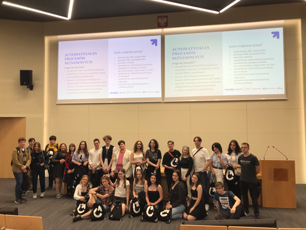 fot. Marta Górecka Grupa młodych ludzi stojących w sali wykładowej