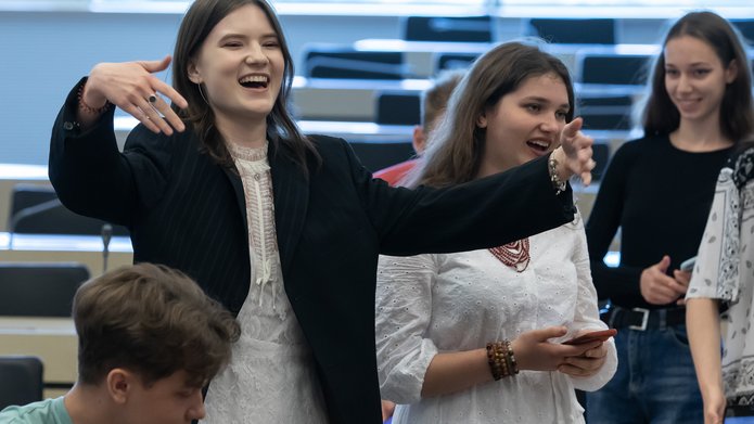ukraińskie studentki wykonują utwór