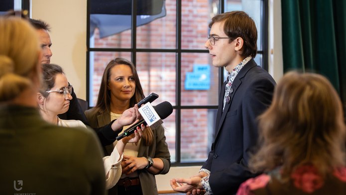 Karol Ślasko podczas briefingu