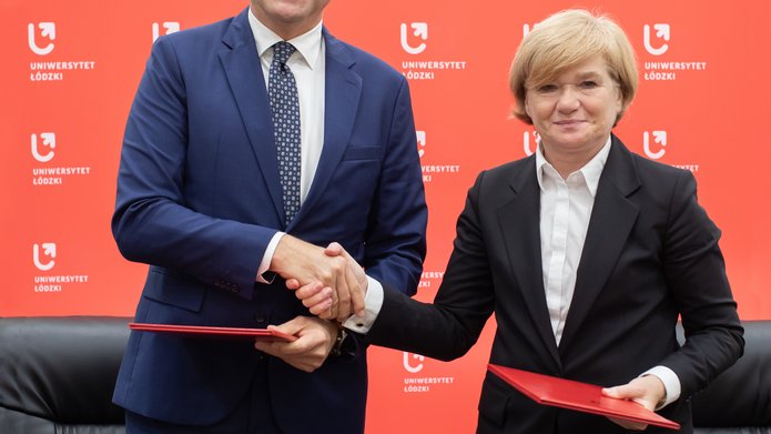 podpisanie umowy - prezes Accenture i Rektor UŁ