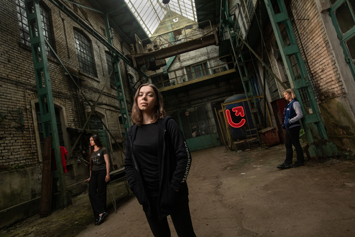 Dwie studentki w przestrzeni starej fabryki Dwie studentki w przestrzeni starej fabryki