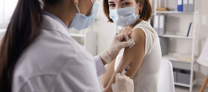 Kobieta szczepiąca się 