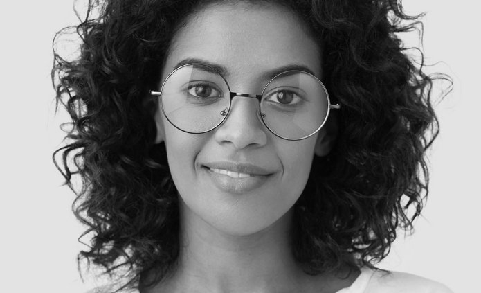 młoda uśmiechnięta dziewczyna