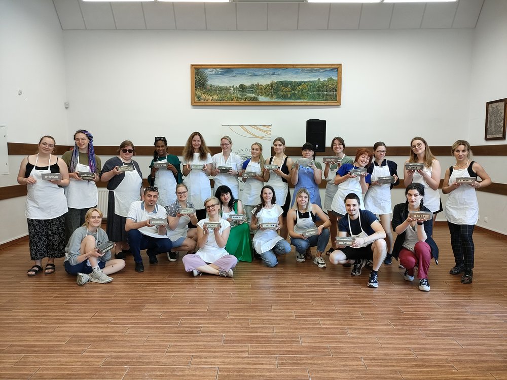 Studenci podczas wspólnego pieczenia chleba