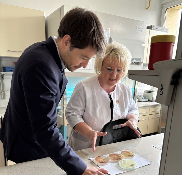 Wiceprezydent Adam Pustelnik i dr hab. Beata Sadowska, zdjęcie