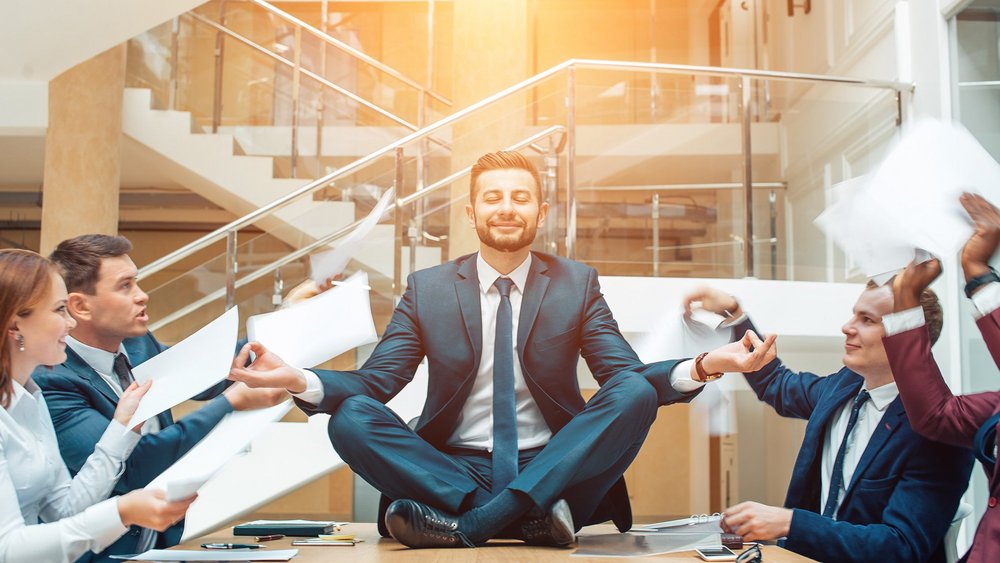 mężczyzna próbujący zachować spokój