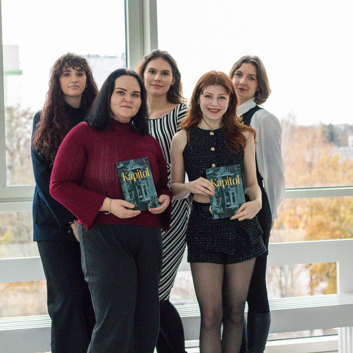 Studentki zaangażowane w projekt na zdjęciu grupowym