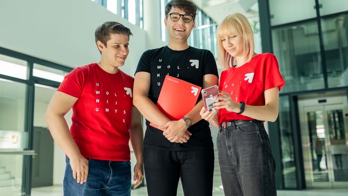 trójka studentów w koszulkach UŁ