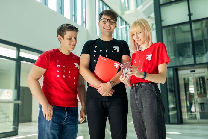 trójka studentów w koszulkach UŁ