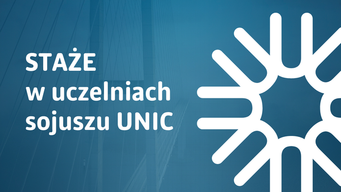 Grafika informacyjna w odcieniach niebieskiego. Po lewej stronie znajduje się biały napis: „STAŻE w uczelniach sojuszu UNIC”. Tło stanowi zarys nowoczesnych budynków widzianych z perspektywy dołu ku górze. Po prawej stronie umieszczony jest duży, biały symbol graficzny przypominający stylizowany znak słońca lub gwiazdy.