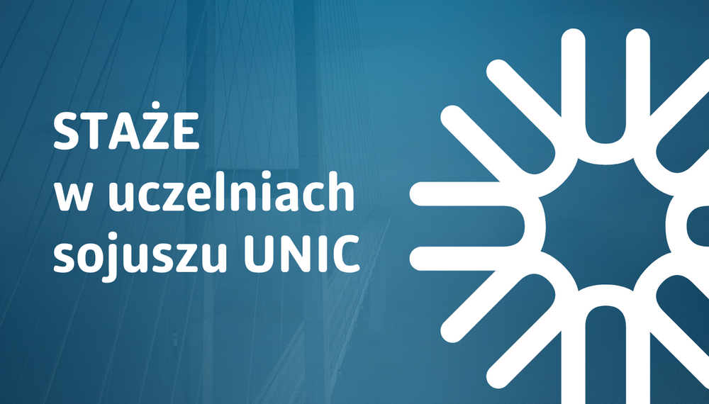 Grafika informacyjna w odcieniach niebieskiego. Po lewej stronie znajduje się biały napis: „STAŻE w uczelniach sojuszu UNIC”. Tło stanowi zarys nowoczesnych budynków widzianych z perspektywy dołu ku górze. Po prawej stronie umieszczony jest duży, biały symbol graficzny przypominający stylizowany znak słońca lub gwiazdy.
