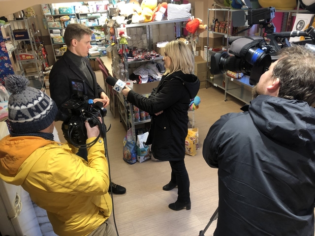 Ekipa telewizyjna w jednym z magazynów UŁ dla uchodźców Ekipa telewizyjna w jednym z magazynów UŁ dla uchodźców