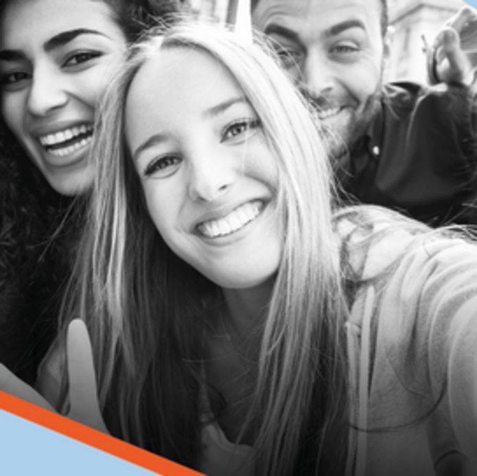 Baner w kolorach pomarańczowym i granatowym z hasłem „MOST – Program Mobilności Studentów i Doktorantów” oraz napisem „Rekrutacja 2025/2026” i datami „15 kwietnia – 15 maja 2025”. Po prawej stronie widoczne są twarze roześmianych młodych osób. W dolnej części graficzny zarys mostu i panoramy miasta.