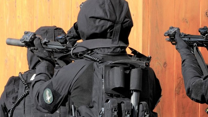 na grafice znajdują się funkcjonariusze policji