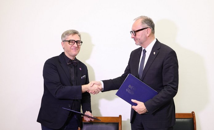 Dean of the UniLodz Faculty of Economics and Sociology, dr hab. Mariusz Sokołowicz, Associate Professor at the University of Lodz and mayor of the city of Zduńska Wola, Konrad Pokora, after signing the letter of intent