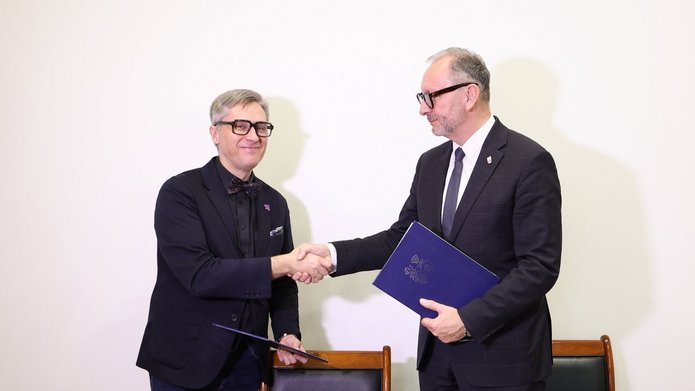 Dean of the UniLodz Faculty of Economics and Sociology, dr hab. Mariusz Sokołowicz, Associate Professor at the University of Lodz and mayor of the city of Zduńska Wola, Konrad Pokora, after signing the letter of intent