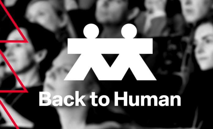 Grafika promocyjna wydarzenia TEDx University of Lodz. Po lewej stronie białe tło z logo “TEDx University of Lodz” na górze, poniżej duży tekst „Zasiądź na widowni TEDx!” oraz podpisa “I posłuchaj Speakerów jako pierwszy/a!”; u dołu kolorowy baner z hasłem „LICZBA MIEJSC OGRANICZONA!” oraz logotypy partnerów (miasto Łódź, Młodzi w Łodzi, Centrum OPUS). Po prawej stronie czarno-biała, lekko rozmyta fotografia publiczności, na nią nałożono biały napis „Back to Human” oraz stylizowany symbol dwóch osób trzymających się za ręce. W rogu dolnym po prawej: data „19 X 2025” i lokalizacja „Monopolis Łódź”.