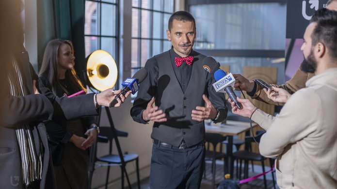 prorektor Krzysztof Pabis podczas briefingu